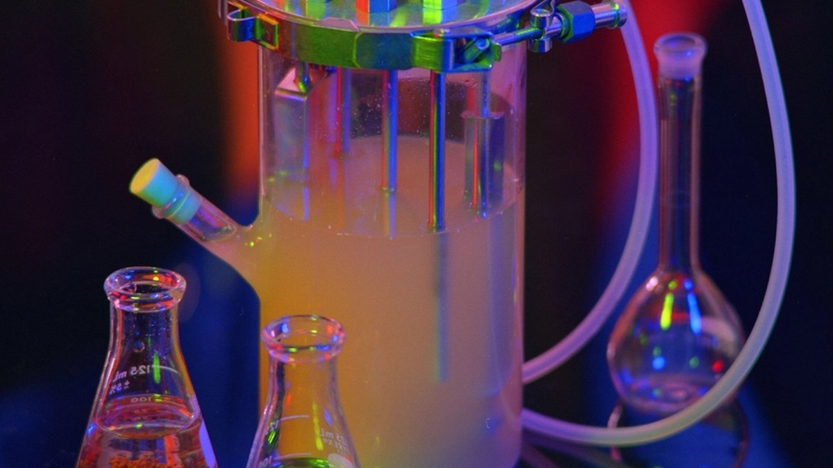 Laboratory process vessels and glassware — the setting where levitated, thermally-decoupled lyophilisation is studied; a feature by Panacea Bio Chem and inventor Bogdan Dicoias